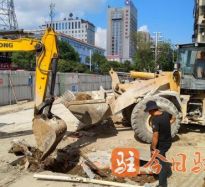 操你嫩逼高温下的坚守｜道路建设者用汗水铺就畅通路